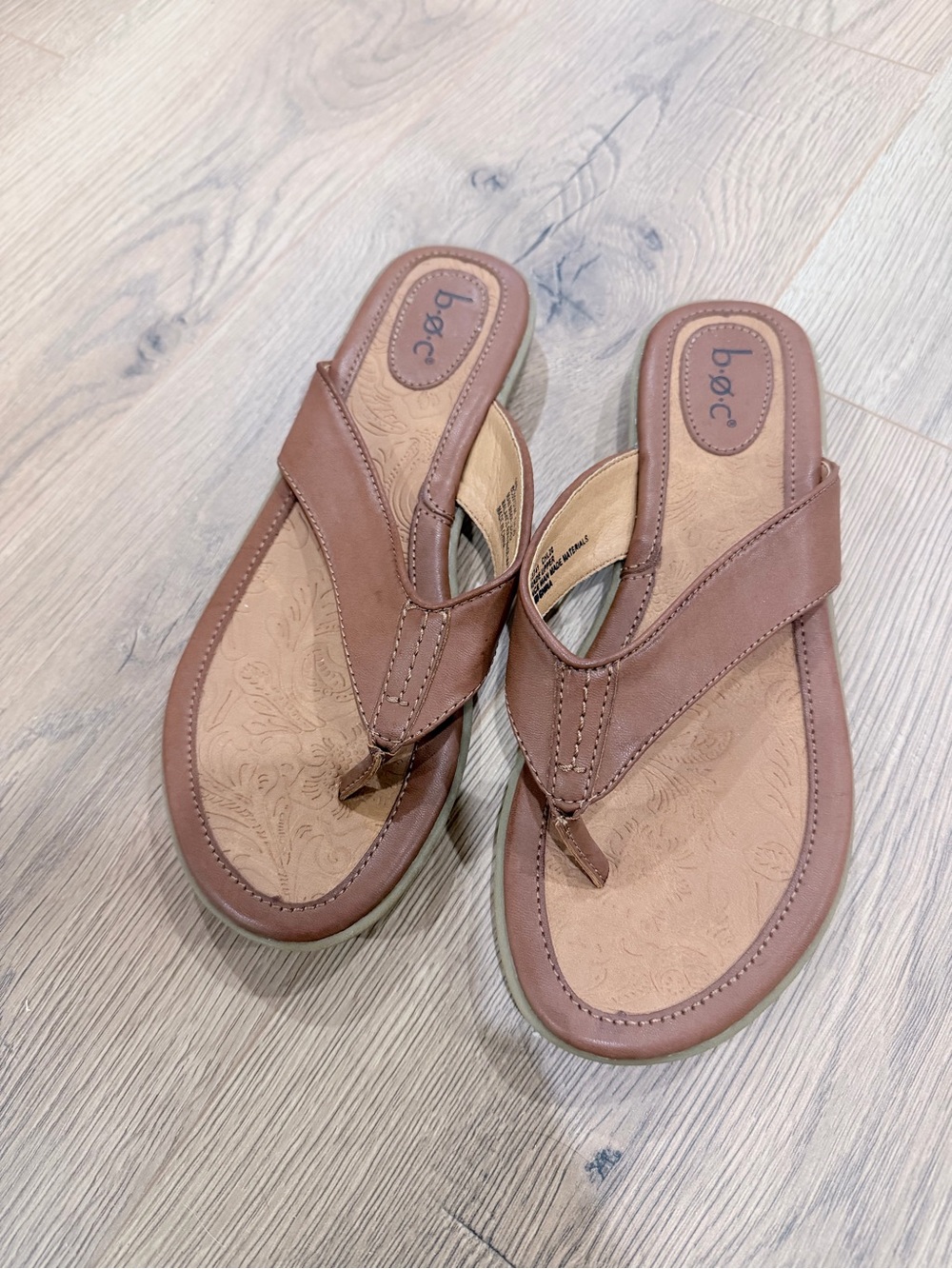 b.o.c. Women's Brown Leather Thong Sandals